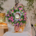 Ein Priester hält eine blumengeschmückte Monstranz in der Kirche Schönbrunn-Vorpark