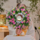 Ein Priester hält eine blumengeschmückte Monstranz in der Kirche Schönbrunn-Vorpark