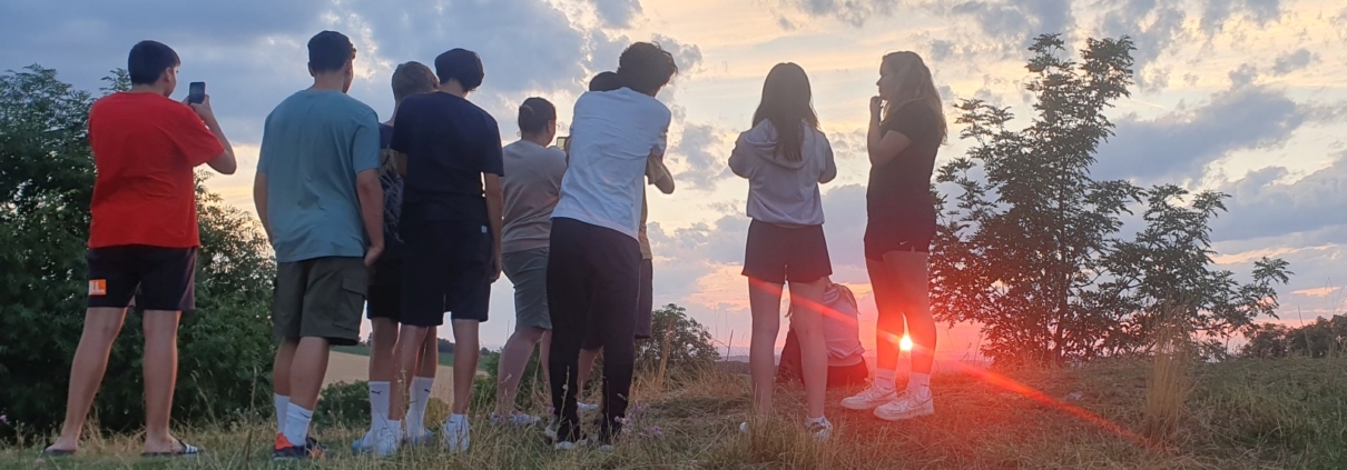 Jugendliche der Pfarre vor dem Sonnenuntergang