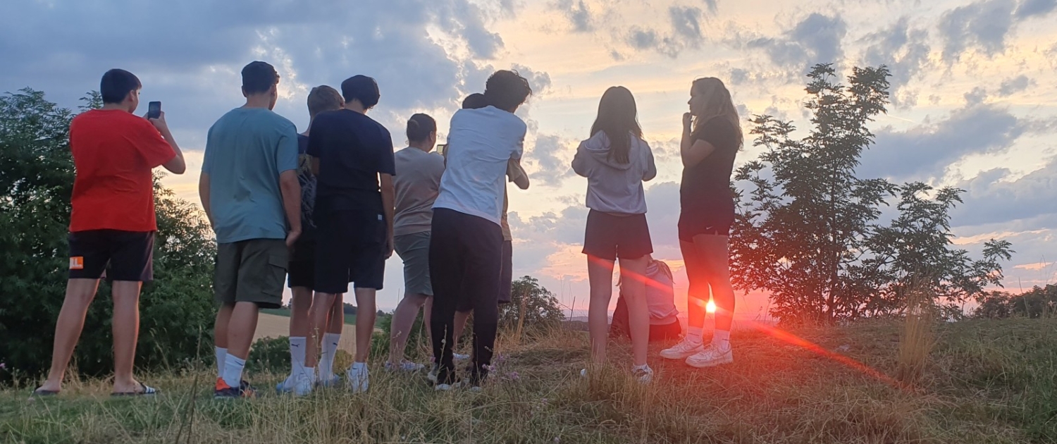 Jugendlager 2023 Jugendliche der Pfarre vor dem Sonnenuntergang