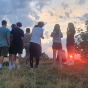 Jugendliche der Pfarre vor dem Sonnenuntergang