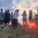 Jugendliche der Pfarre vor dem Sonnenuntergang