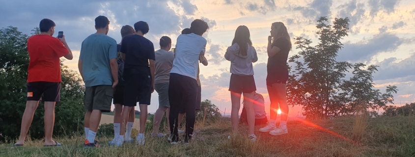 Jugendliche der Pfarre vor dem Sonnenuntergang