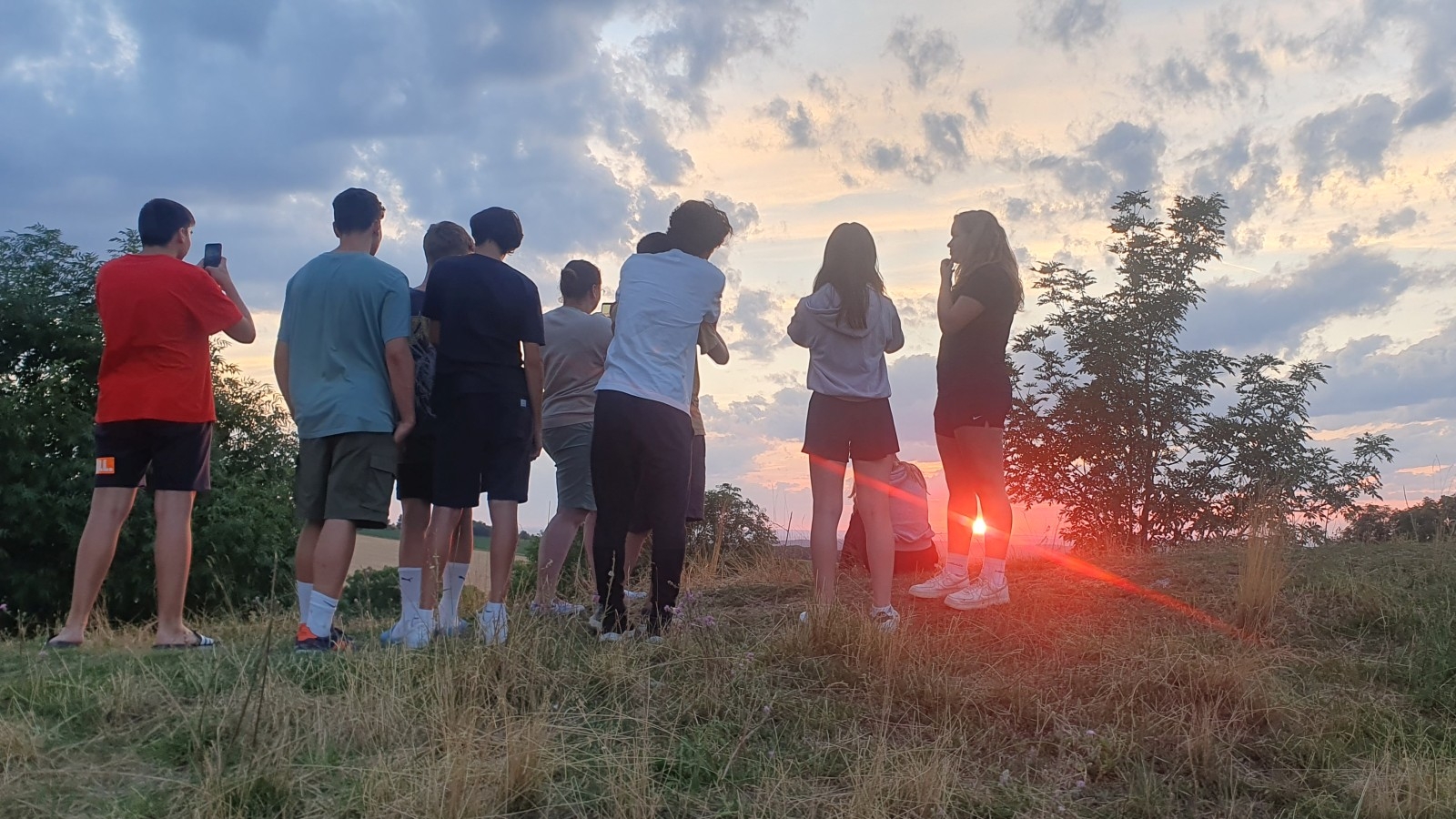 Jugendliche der Pfarre vor dem Sonnenuntergang