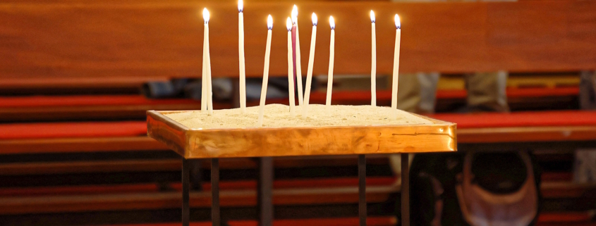 Geburtstagskerzen in der Kirche von Schönbrunn-Vorpark