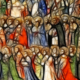 Ein modernes Glasfenster mit vielen stilisierten Heiligenfiguren
