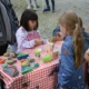 Kinder bemalen Steine mit Pinsel und Farbe