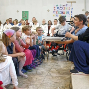 Kinder beim Schulstart-Gottesdienst 2023 lauschen einer Geschichte