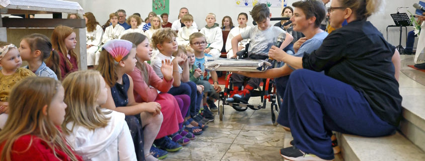 Kinder beim Schulstart-Gottesdienst 2023 lauschen einer Geschichte