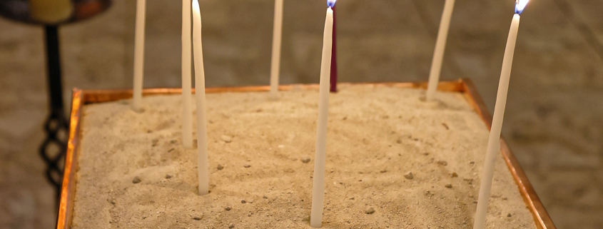 Geburtstagskerzen in der Kirche Schönbrunn-Vorpark