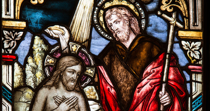 Ein Kirchenfenster, das die Taufe Jesu zeigt