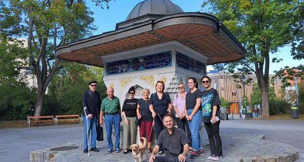 Die Seniorenrunde vor dem Yunus Emre-Brunnen im Türkenschanzpark