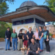 Die Seniorenrunde vor dem Yunus Emre-Brunnen im Türkenschanzpark