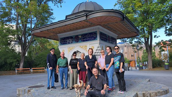 Die Seniorenrunde vor dem Yunus Emre-Brunnen im Türkenschanzpark