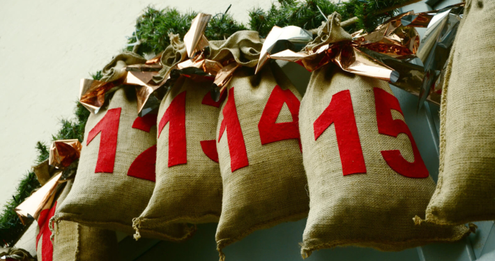 Ein Adventkalender aus Jutesäckchen