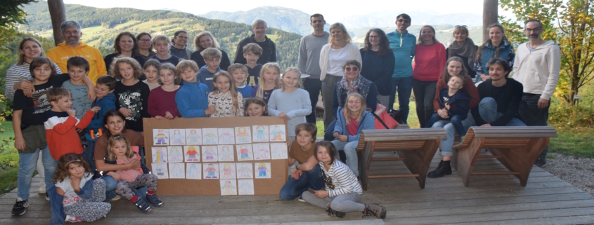 Die Teilnehmerinnen und Teilnehmer am Familienwochenende präsentieren Zeichnungen