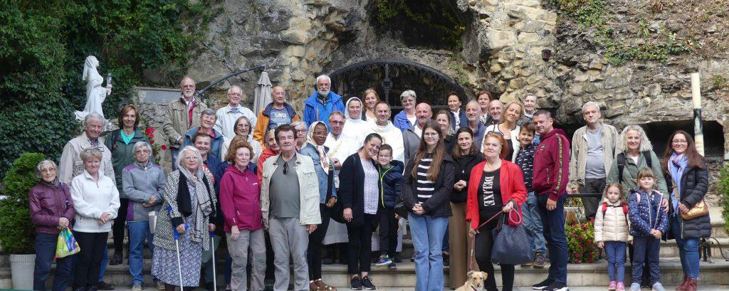 Die Wallfahrergruppe vor der Lourdesgrotte