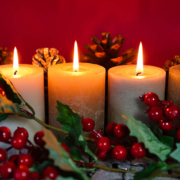 Vier Adventkerzen, Bockerl und Zweige mit Beeren