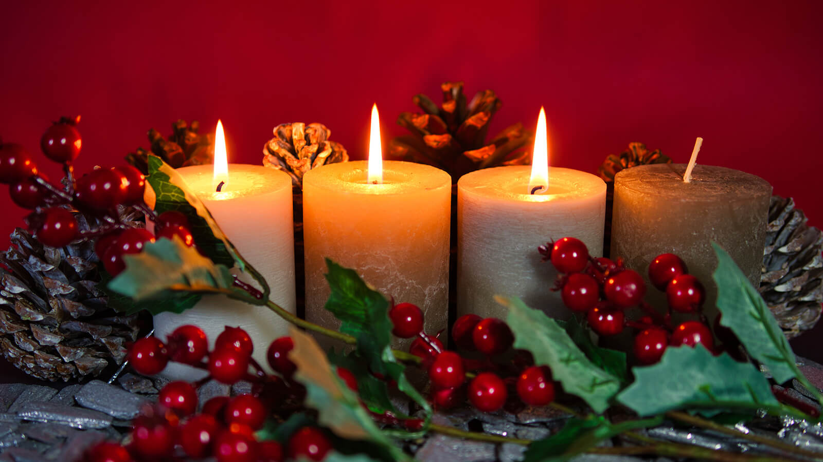 Vier Adventkerzen, Bockerl und Zweige mit Beeren