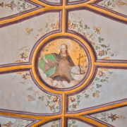 Ein Kreuzrippengewölbe mit Blumenornamenten und Jesus im Himmel als Schlussstein