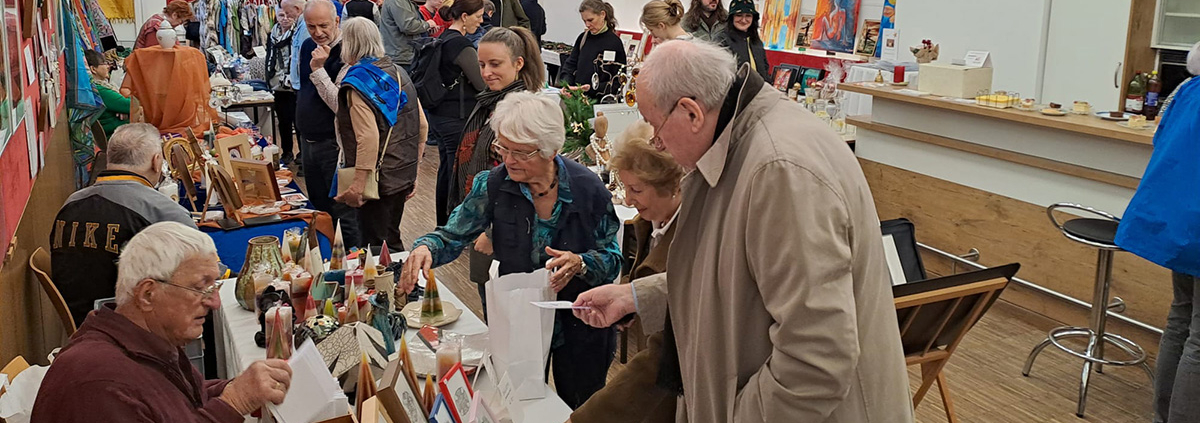 Besucherinnen und Besucher beim Kunstmarkt 2023 in Rudolfsheim