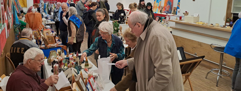 Besucherinnen und Besucher beim Kunstmarkt 2023 in Rudolfsheim