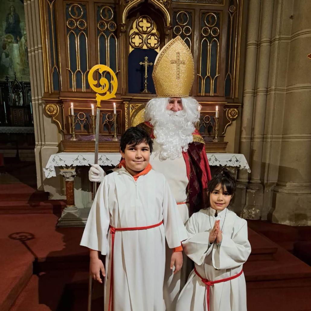 Der Nikolaus und 2 Minis in der Rudolfsheimer Kirche