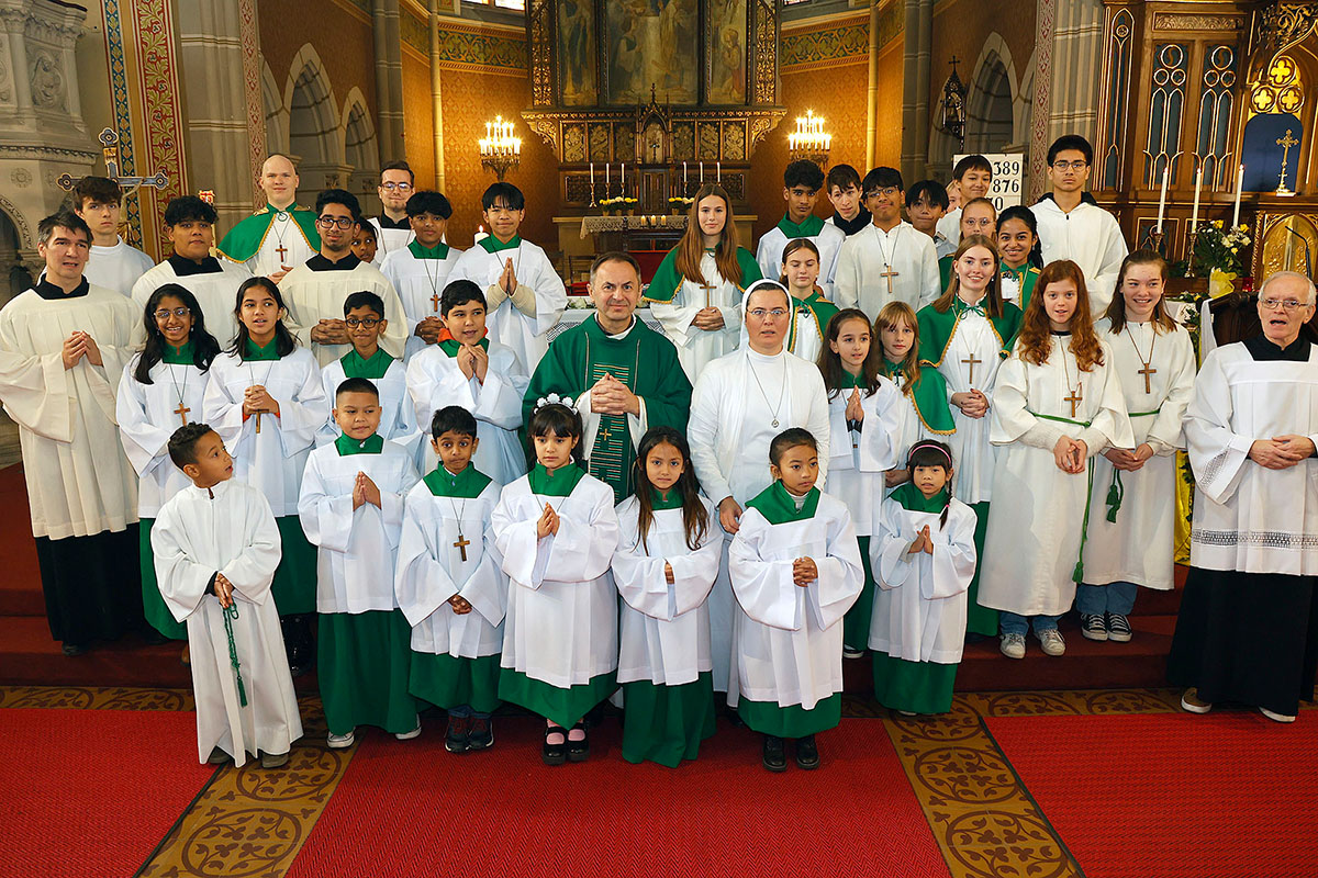 Pfarrer Martin 60. Geburtstag 3 Pfarrer Martin im Kreis von rund 40 Ministrant/innen vor dem Rudolfsheimer Volksaltar