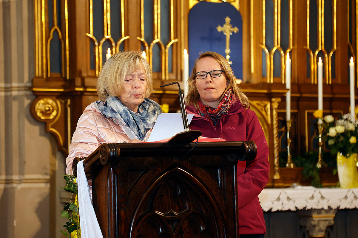 Pfarrer Martin 60. Geburtstag 4 Zwei Frauen lesen die Fürbitten