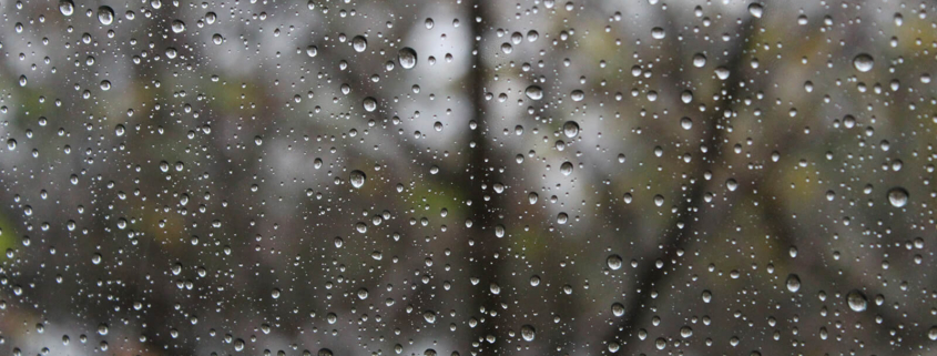 Regentropfen an einem Fenster