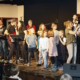 Kinder und die Band in Aktion auf der Bühne im Pfarrsaal von Schönbrunn-Vorpark