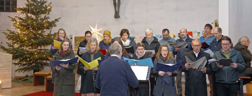 Der Chor der Gemeinde Schönbrunn-Vorpark singt zu Weihnachten in der Christmette