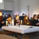 Die Firmkandidat/innen stehen um den Altar von Schönbrunn-Vorpark