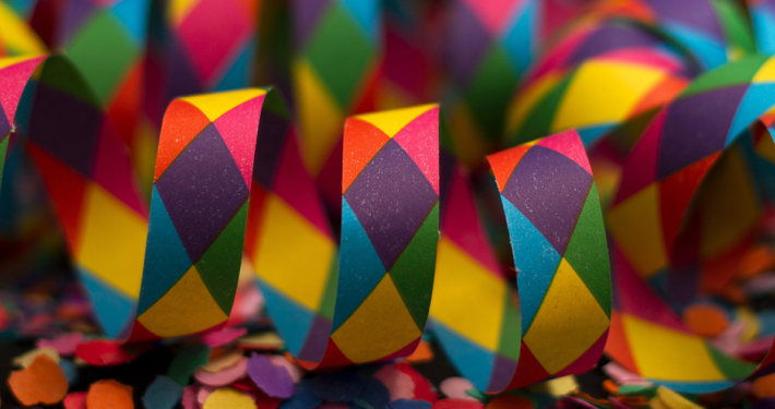 Bunte Luftschlangen und Konfetti