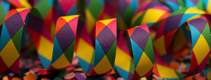 Bunte Luftschlangen und Konfetti