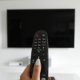Eine Fernbedienung, die auf einen Fernseher zeigt