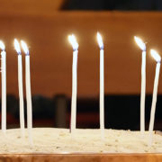 Die Kerzen, die von den Geburtstagskindern angezündet wurden
