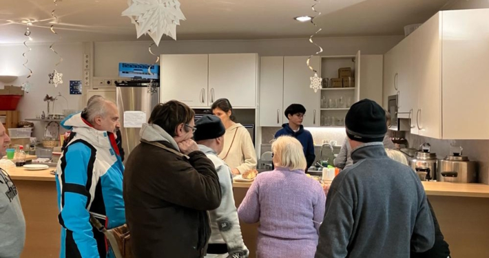 Essensausgabe bei der Wärmestube im Dezember 2023