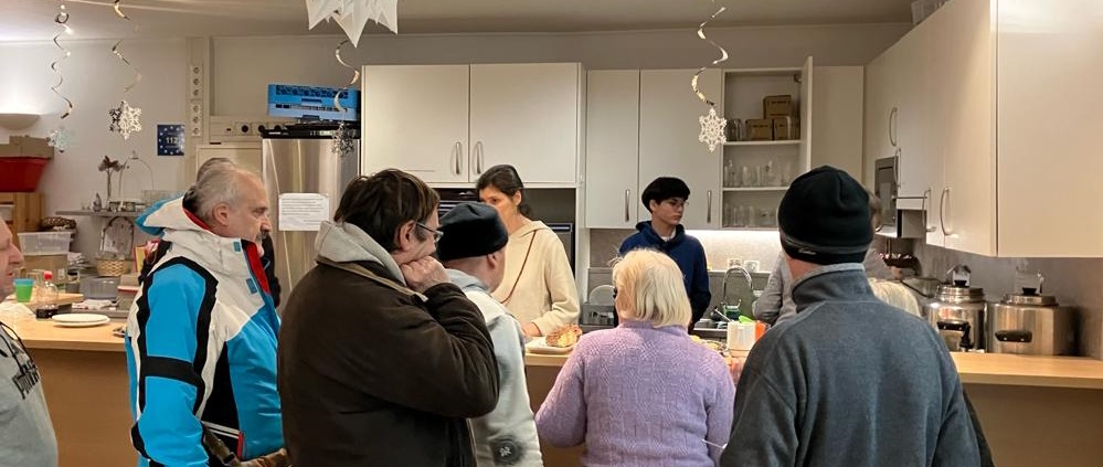 Essensausgabe bei der Wärmestube im Dezember 2023