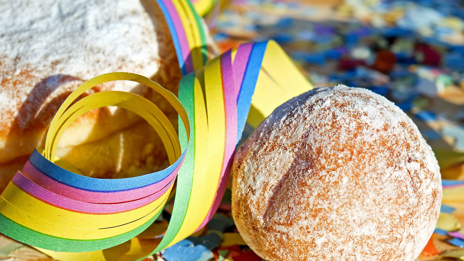 Ein Faschingskrapfen, Luftschlangen und Konfetti