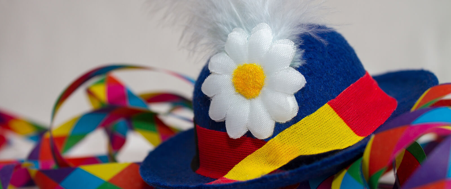 Fasching Hut mit Blume Ein bunter Faschingshut mit Blume und bunte Luftschlangen