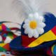 Ein bunter Faschingshut mit Blume und bunte Luftschlangen