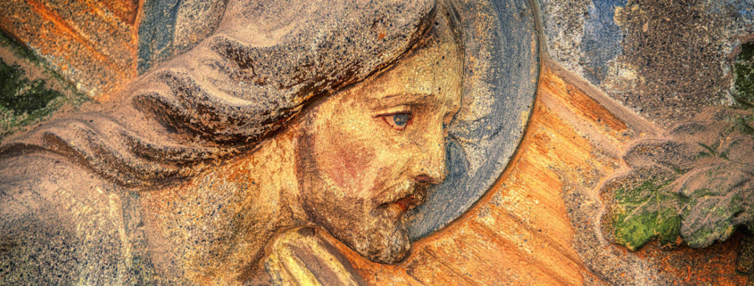 Christus Kreuzweg Ein Holzrelief von Jesus Christus der das Kreuz trägt