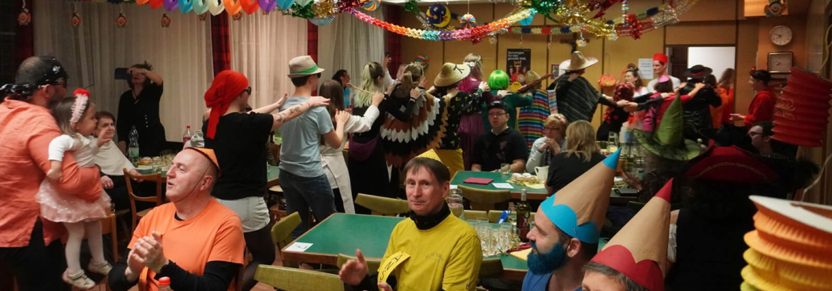 Beim Faschingsfest in Neufünfhaus wird eine Polonaise getanzt