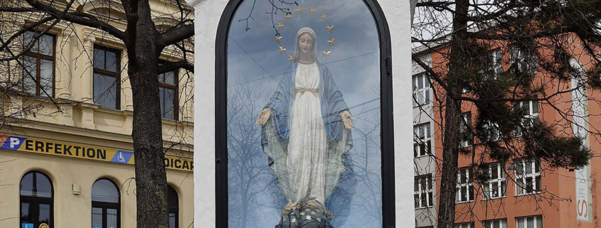 Die Marienstatue im Marterl an der Schweglerbrücke