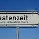 Ein Schild mit der Aufschrift "Fastenzeit - von Aschermittwoch bis Ostern"