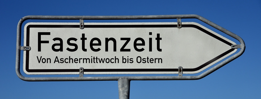 Ein Schild mit der Aufschrift "Fastenzeit - von Aschermittwoch bis Ostern"