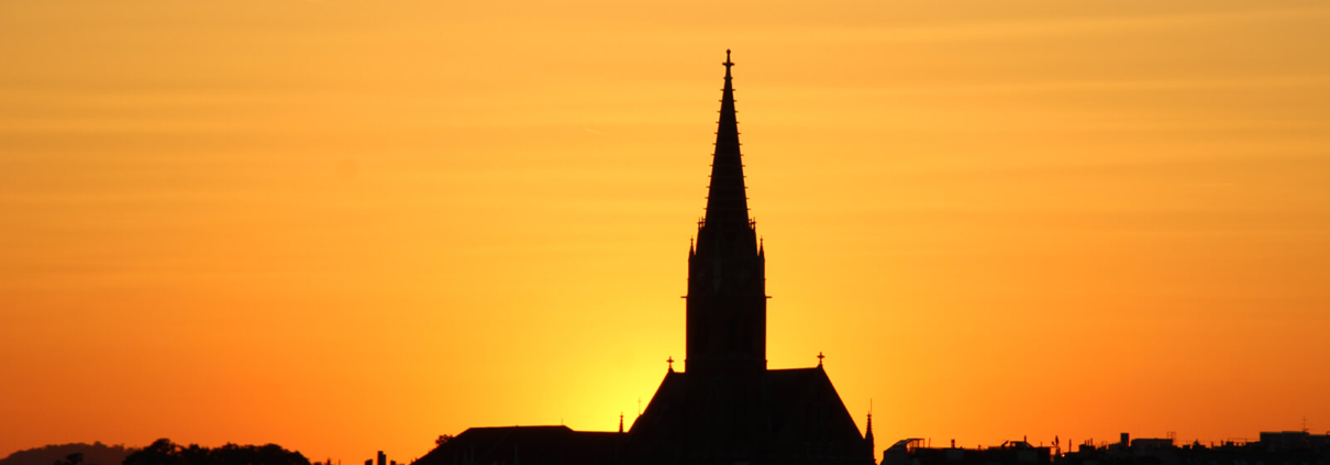 Sonnenuntergang hinter der Rudolfsheimer Kirche