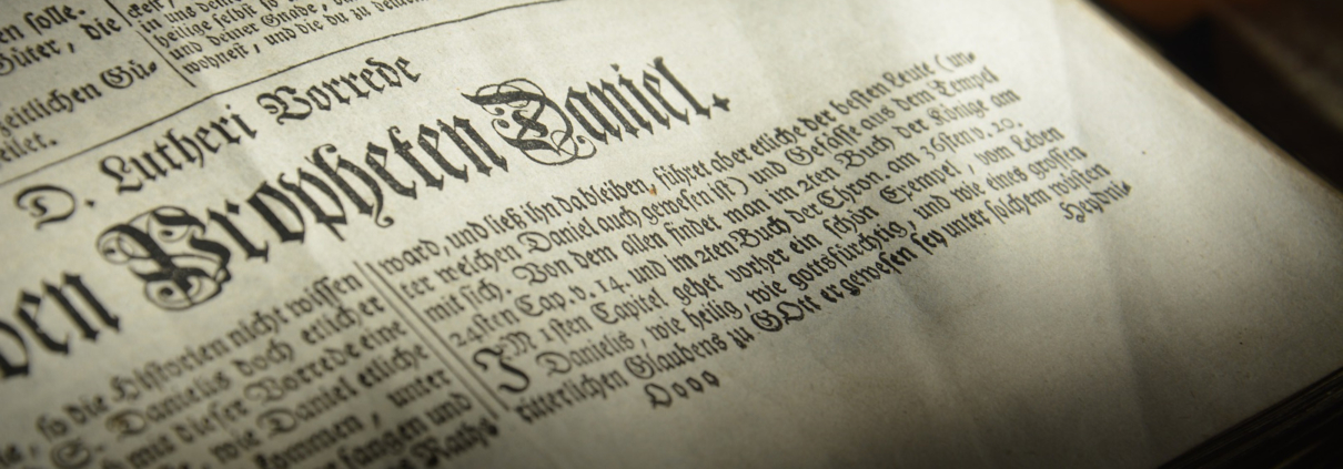 Eine alte Buchseite über den Propheten Daniel