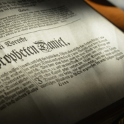 Eine alte Buchseite über den Propheten Daniel